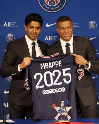 Em maio deste ano, a possível mudança do craque do Paris Saint-Germain para o Real Madrid criou uma novela na janela de transferências. O clube merengue havia feito uma proposta para Mbappé ainda em 2021, que foi recusada, mas entraram em negociações novamente um ano mais tarde. O PSG ofereceu ao craque um novo acordo — financeiramente melhor do que o clube espanhol —, e o atacante decidiu ficar na França