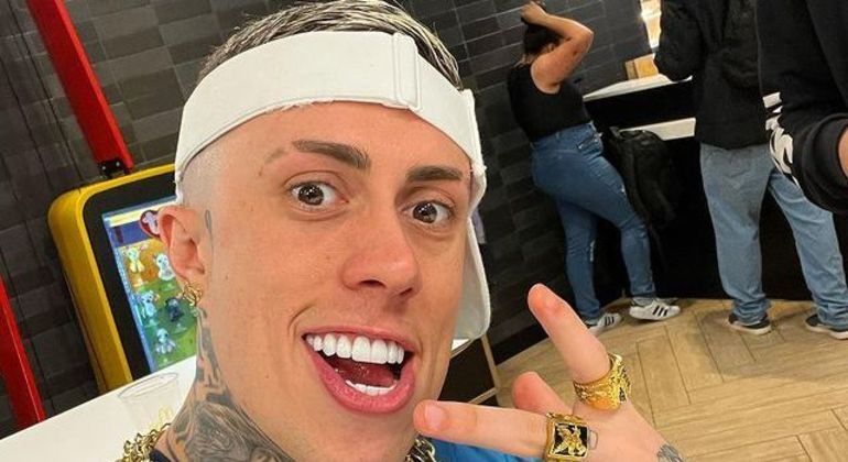 MC Daniel é atingido por coxinha em show
