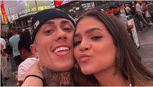 MC Daniel se declara a Mel Maia com foto no telão da Times Square: 'Dez meses'