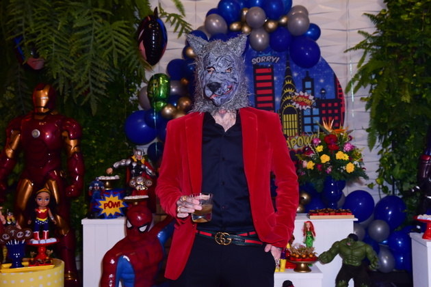 Marido de Lexa, o funkeiro MC Guimê escolheu se fantasiar como um estiloso Lobo Mau, com um terno vermelho