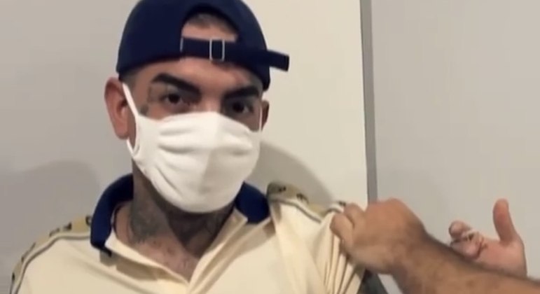 MC Guimê é vacinado contra a covid-19

