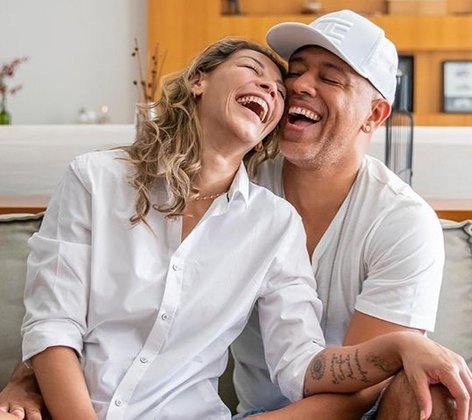 MC Koringa e Manoela Alcantara, que moram no Rio de Janeiro. Juntos há 18 anos, eles se casaram em maio de 2019.