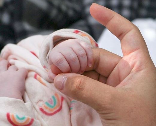 Melanie nasceu no dia 9 de setembro, e, dois dias depois do parto, Loma mudou de ideia e disse que mostraria o rosto da filha em breve e a descreveu como 