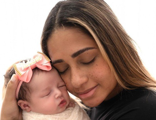 Melanie, filha de MC Loma, tem apenas 1 mês e meio de vida, mas já está rodeada de mistérios. A menina virou assunto nas redes sociais antes mesmo de nascer porque a cantora disse que não mostraria o rosto da filha — porém voltou atrás nessa decisão. Outra questão é a identidade do pai da bebê — que até hoje não foi revelada e envolveu até o surfista Nakagima. A seguir, saiba mais detalhes