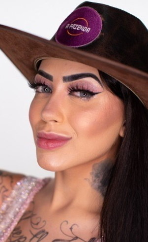 MC Mirella (): Idade: 22 anosProfissão: Cantora e digital influencerOnde nasceu: São Caetano do Sul - SPOnde mora: São Paulo - SP