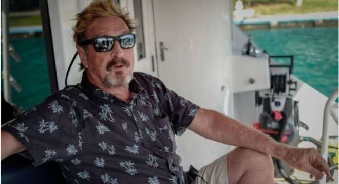  McAfee disse que conheceu a atual esposa, Janice McAfee, após ela oferecer seus serviços como prostituta 
