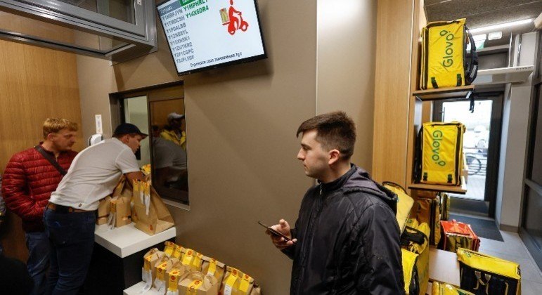 Por outro lado, o McDonald's encerrou em maio as operações na Rússia, fechando cerca de 850 lanchonetes no país. Um oligarca russo chamado Alexander Govor, que já era dono de restaurantes da empresa na Sibéria, comprou mais de 800 unidades da rede, e em julho, o McDonald's reabriu no país com o nome 'Vkusno & tochka' (Gostoso e Ponto Final, em tradução livre)