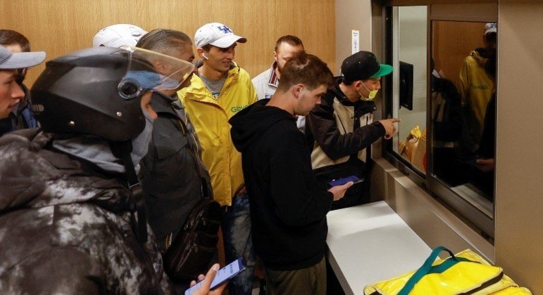 Entre os novos protocolos, o horário de funcionamento estabelecido nas unidades será das 9h até as 21h, e as lojas fecharão durante qualquer ataque aéreo na capital, para que clientes e funcionários possam encontrar abrigo