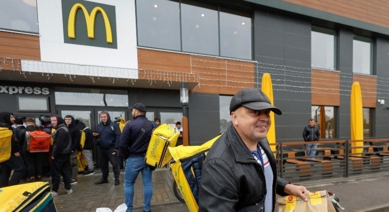 Antes da guerra, o McDonald's tinha 109 lanchonetes em funcionamento no país. Além das lanchonetes reabertas na capital, espera-se que outras unidades em cidades do oeste ucraniano, relativamente pacíficas, possam voltar a funcionar em um futuro próximo