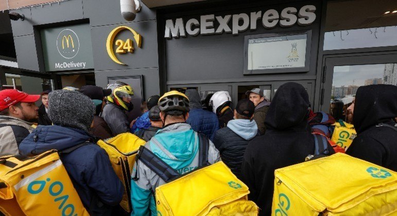 O McDonald's reabriu nesta terça-feira (20) parte das lanchonetes em Kiev, capital da Ucrânia, para receber pedidos feitos em aplicativos de delivery de comida. A rede tinha suspendido os serviços por quase seis meses por conta da guerra no país*Estagiário do R7, sob supervisão de Lucas Ferreira