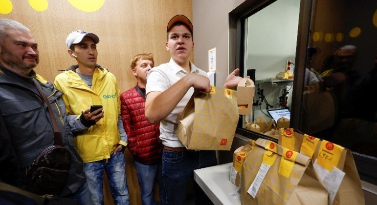 Três unidades em Kiev começaram a fazer pedidos de entrega, e mais sete unidades irão abrir na próxima semana, de acordo com a porta-voz do McDonald's na Ucrânia, Alesya Mudzhyri. Espera-se que as lanchonetes possam ser abertas e frequentadas pelos clientes a partir de outubro