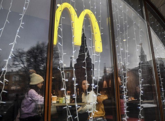 A Rússia, onde o McDonald's administra diretamente mais de 80% de restaurantes que levam seu nome, representa 9% do faturamento total da empresa e 3% de seu lucro operacional