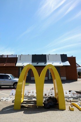 Os famosos arcos dourados foram removidos do telhado da loja, onde antes funcionava um McDonald's nos arredores de Moscou, capital da Rússia