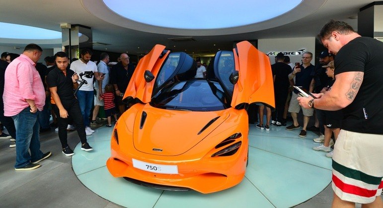 Cerca de 90 clientes puderam ver de perto a primeira unidade do McLaren 750S no Brasil