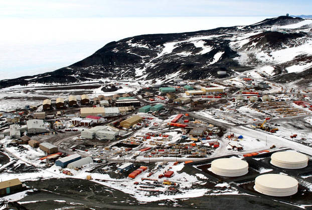 McMurdo (Antártica): A Base McMurdo é a maior instalação de pesquisa científica dos Estados Unidos na Antártica. Localizada na ilha de Ross, ela é operada pela Fundação Nacional de Ciência dos EUA (NSF) e serve como uma base de apoio para várias atividades de pesquisa na região.