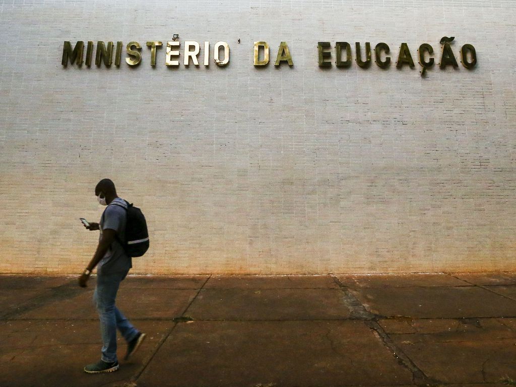 MEC dará bônus a melhores escolas e professores para incentivar menor  defasagem na alfabetização - Notícias - R7 Educação