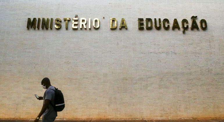 MEC abre editais para contratação de profissionais para atuar com o novo ensino médio