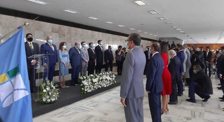 Ibaneis e a Procuradora do DF, Ludmila Galvão, entregam as medalhas de mérito em Brasília