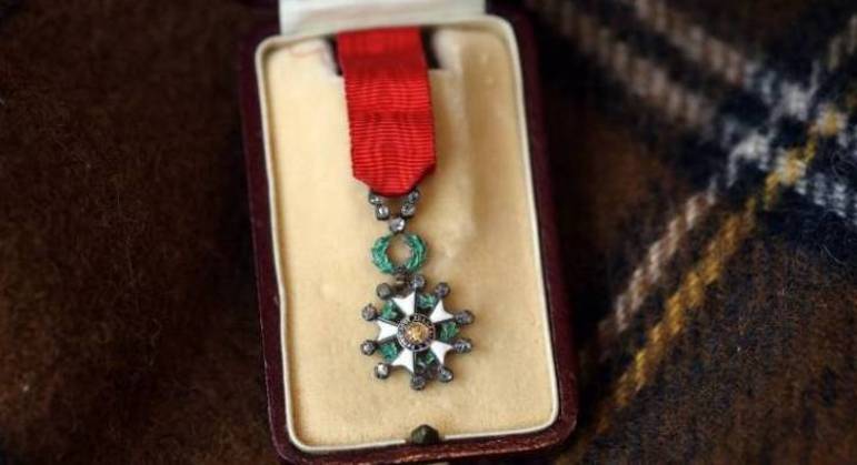  Medalha da Legião de HonraOutro item do kit de Molly Brown, a Medalha da Legião de Honra é uma das maiores distinções concedidas a um indivíduo. O precioso prêmio é incrustado de diamantes. Molly recebeu essa honraria dos franceses em reconhecimento aos seus esforços filantrópicos durante a Primeira Guerra Mundial. Mesmo após o trágico naufrágio do Titanic, ela persistiu em seu trabalho voluntário e fundou o Comitê de Sobreviventes, uma iniciativa para arrecadar fundos em auxílio daqueles que haviam sido afetados pela catástrofe