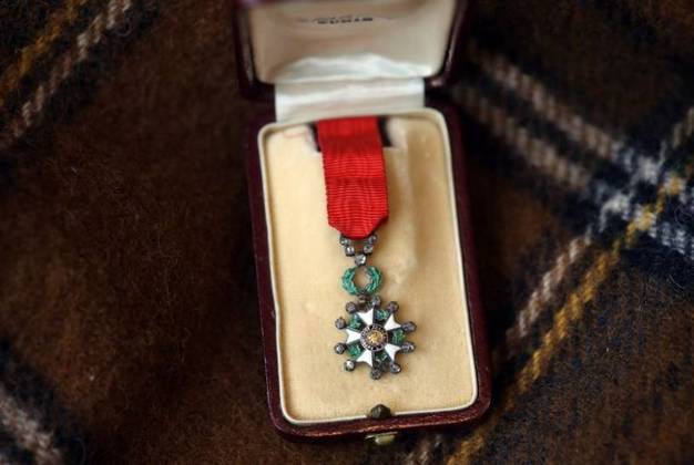 A Medalha da Legião de Honra é o maior prêmio concedido a um indivíduo. Incrustado de diamantes, o item foi concedido a Molly pelos franceses por seus esforços de
caridade durante a Primeira Guerra Mundial. Após o naufrágio do Titanic, ela continuou no voluntariado e criou o Comitê de Sobreviventes, arrecadando dinheiro para aqueles que ficaram desamparados pelo desastre