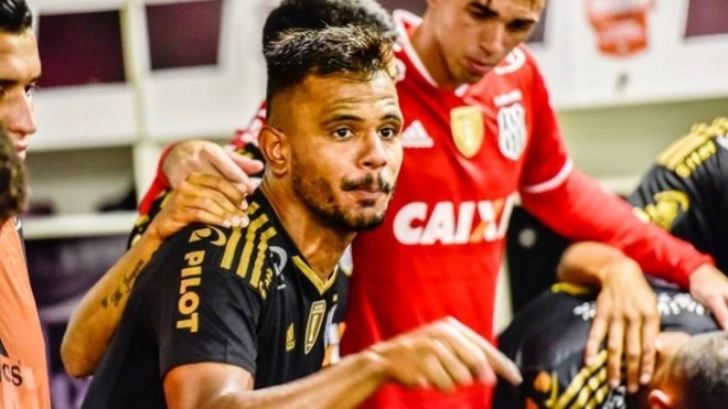 Revelado pelo Fluminense, Fernando Bob defendeu ainda Internacional e Ponte Preta, entre outros times. O atleta de 31 anos vai defender o Boavista no Cariocão