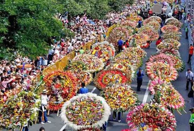 Medellín é considerada a Cidade da Eterna Primavera, sendo um lugar privilegiado para o cultivo de flores. Todos os anos no começo do mês de agosto o local se enche de cores para a Feira das Flores, que foi criada em 1957 e tem o desfile de 