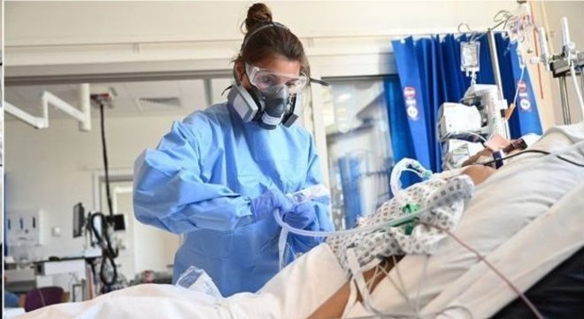 Na ausência de uma droga que comprovadamente ataque o vírus, médicos apostam em tratamentos para lidar com as consequências que ele traz ao corpo