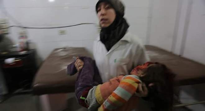 Médica síria Amani Ballour atende vítima da guerra na Síria