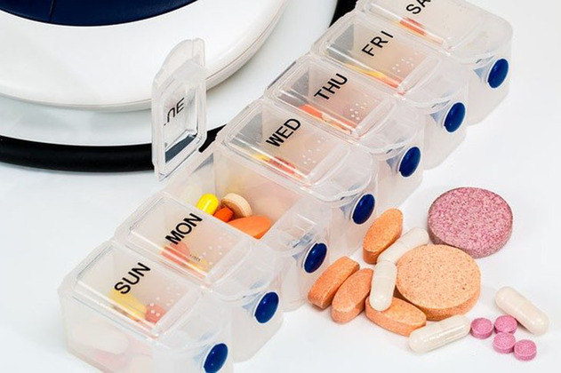 Medicamentos retirados das embalagens originais podem causar danos. O hábito de colocar comprimidos em recipientes pode fazer com que alguém tome o remédio errado. E lembre-se: remédio também é 
