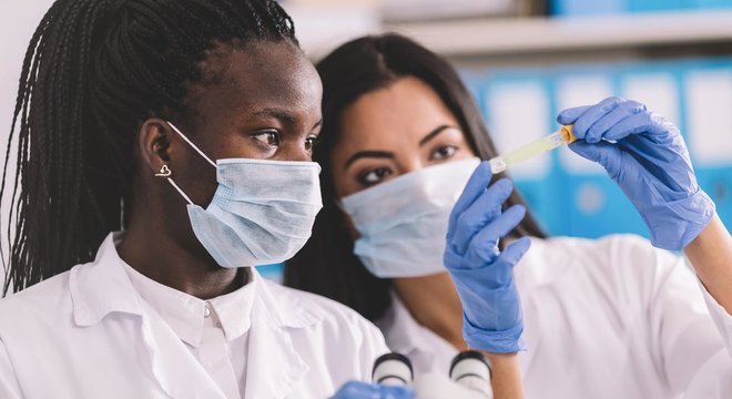 Laboratórios em diferentes partes do mundo estão investigando mais de 150 medicamentos diferentes para a covid-19