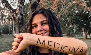 Brasileira de 18 passa em Medicina sem internet (‘Sobrevivente da criminalidade’, brasileira de 18 passa em Medicina sem internet)