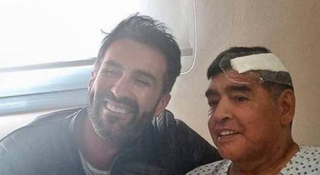 Revelação de queda de Maradona, uma semana antes da morte, complica o médico