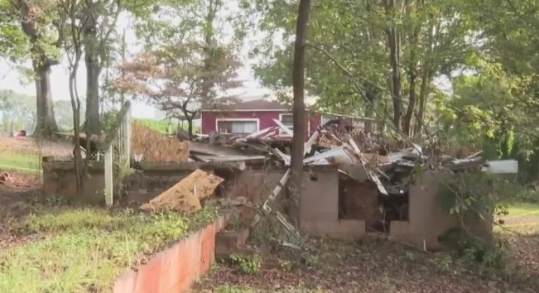 Uma moradora que saiu de férias encontrou a casa completamente demolida assim que retornou