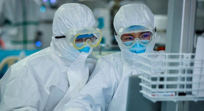 Segundo a OMS, 80% dos infectados desenvolvem sintomas leves, 14% graves e 6% gravíssimos