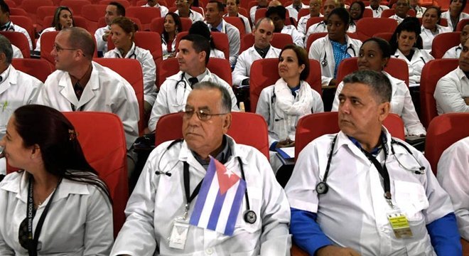 Médicos cubanos sendo recebidos para trabalhar no Quênia 