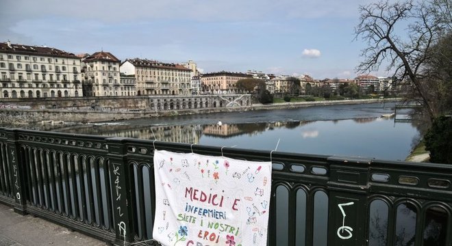 'Médicos e enfermeiros são nossos heróis, obrigado', diz uma placa pendurada na ponte Vittorio Emanuele, em Turim