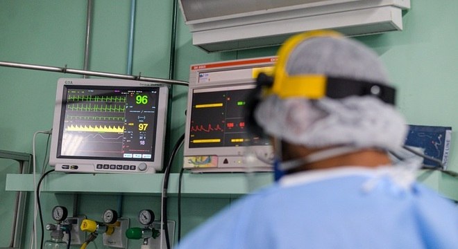 Do total de infectados pelo mundo, 858 mil morreram
