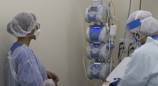 Nas últimas 24 horas, foram 892 mortes contabilizadas por covid-19