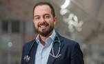 Dr. Raphael Brandão: É oncologista clínicoLeve, divertido e calmo. Costuma
usar um broche de joaninha para dar sorte e meias coloridas. É o médico mais jovem da série. Dr. Raphael é otimista e exala confiança aos
seus pacientes.



Professor, o médico acorda às 4h30
para se preparar e encontrar com seus alunos às 5h em vídeo-chamadas.


É casado com uma hematologista,
Dra. Indianara — também médica no Moriah —, com quem tem três filhos. Dedica o tempo livre às crianças.



Seu hobby é andar de moto e adora pegar a estrada
com amigos.