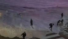 Megaonda quase varre pedestres de calçada à beira-mar e gera pânico 