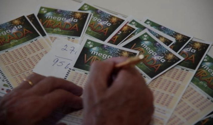 Já é possível cadastrar as apostas para concorrerao prêmio de R$ 550 milhões da Mega-Sena da Virada. O concursoespecial, de número 2.670 pagará, no dia 31 de dezembro, o maior prêmio dahistória da Loterias