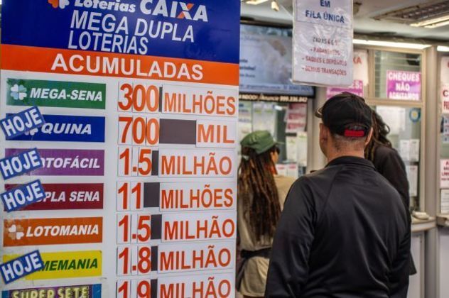 RS - MEGA SENA/300 MILHÕES/APOSTADORES - ECONOMIA - Lotéricas do Centro Histórico de Porto Alegre (RS) registravam grande movimentação de apostadores em busca do prêmio milionário, nesta quinta-feira, 29 de setembro de 2022. A Mega Sena está acumulada em torno de R$ 300 milhões, para o concurso (2525) deste próximo sábado (1). 29/09/2022 - Foto: EVANDRO LEAL/ENQUADRAR/ESTADÃO CONTEÚDO