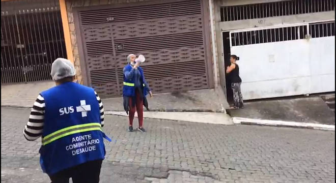 Agentes percorreram as ruas do bairro conscientizando os moradores