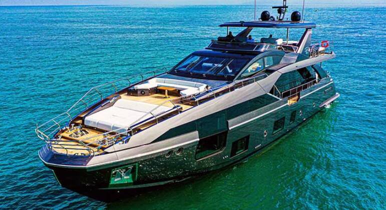 A quantia equivale ao preço de 27 megaiates Azimuthi 27 Metri, da marca italiana Azimut. A embarcação está entre as mais luxuosas e caras do Brasil: custa mais de R$ 55 milhões