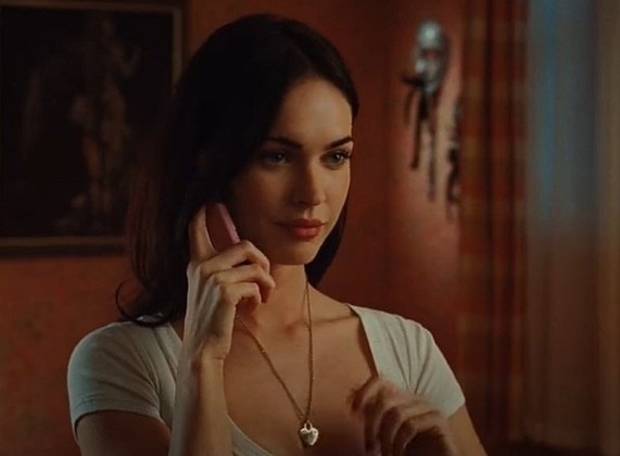 Megan interpreta Jennifer, que é possuída por um demônio e se enfurece contra rapazes que nunca lhe deram chance. Megan sensualiza com poses e roupas provocantes. 