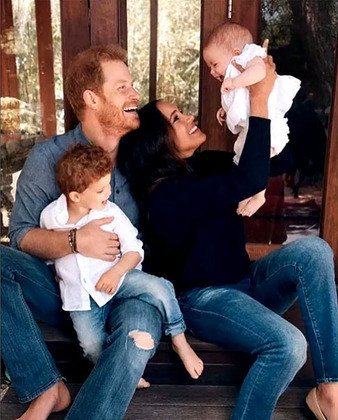Meghan e Harry têm dois filhos: Archie, nascido em 6/5/2019, e Lilibet Diana, em 4/6/2021. E vivem numa mansão no condado de Santa Barbara, na Califórnia. 