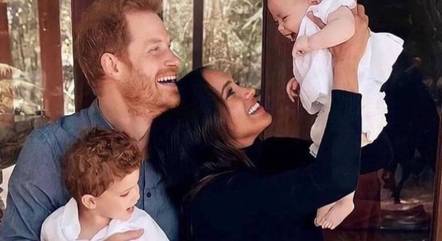 Harry e Meghan com os dois filhos, Archie e Lilibeth