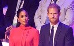 Príncipe Harry e Meghan Markle são rebaixados no site oficial da família realEm meio a divergências, no final de setembro, o príncipe Harry e Meghan Markle foram oficialmente rebaixados no site oficial da família real. As fotos do duque e da duquesa de Sussex foram empurradas para o fim da lista, e agora estão na parte inferior da página.Depois que deixaram as funções reais, em janeiro de 2020, o casal foi posicionado abaixo da princesa Anne no site. Agora, após o rei Charles 3º ter assumido o trono, eles caíram mais posições, e estão acima apenas do príncipe Andrew, o último da lista e acusado de envolvimento em um escândalo de abuso sexual