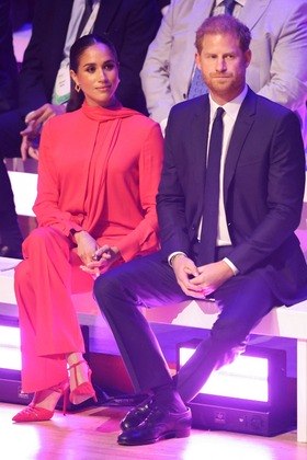 Príncipe Harry e Meghan Markle são rebaixados no site oficial da família realEm meio a divergências, no final de setembro, o príncipe Harry e Meghan Markle foram oficialmente rebaixados no site oficial da família real. As fotos do duque e da duquesa de Sussex foram empurradas para o fim da lista, e agora estão na parte inferior da página.Depois que deixaram as funções reais, em janeiro de 2020, o casal foi posicionado abaixo da princesa Anne no site. Agora, após o rei Charles 3º ter assumido o trono, eles caíram mais posições, e estão acima apenas do príncipe Andrew, o último da lista e acusado de envolvimento em um escândalo de abuso sexual