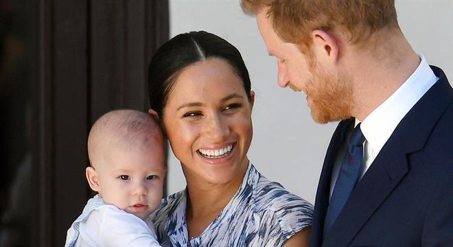 Harry e Meghan, com o filho, Archie